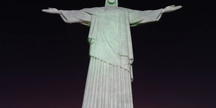 Cristo Redentor é iluminado com mensagens de campanha contra violência