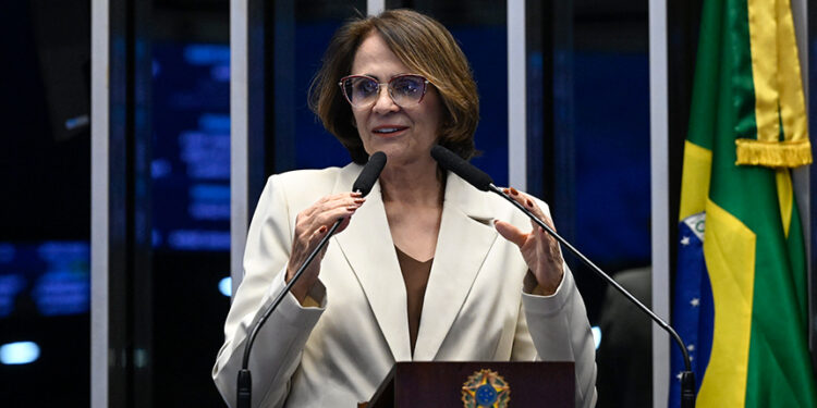 Em discurso, à tribuna, senadora Damares Alves (Republicanos-DF).