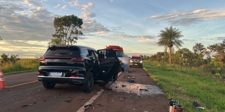 Motorista fica preso às ferragens após colisão com caminhão na BR-060