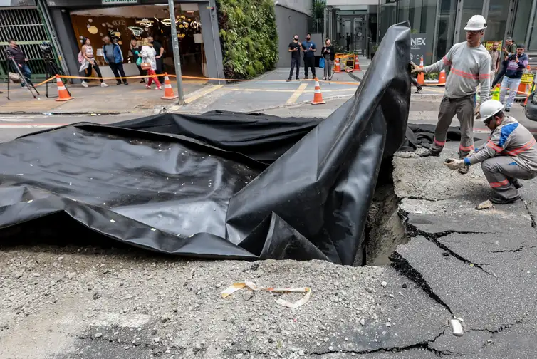 São Paulo (SP)-02/03/2026.  Explosão abre cratera na rua da Consolação na altura do número 2104, em São Paulo. 
Foto: Paulo Pinto/Agência Brasil