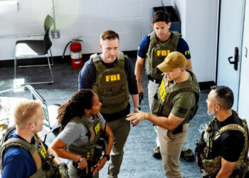 Suspeito atropela e atira em Temple Israel; FBI atua no local