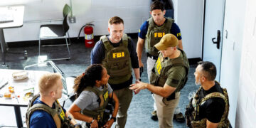 Suspeito atropela e atira em Temple Israel; FBI atua no local