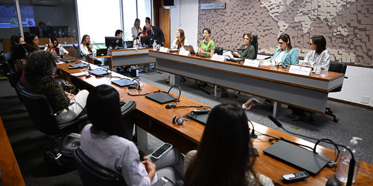 Família pode ajudar no combate à violência contra a mulher, aponta debate