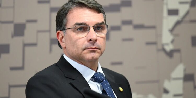 Flávio Bolsonaro confirma visita a Mato Grosso do Sul em abril