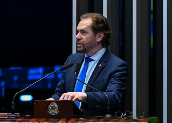 À tribuna, em discurso, senador Plínio Valério (PSDB-AM).