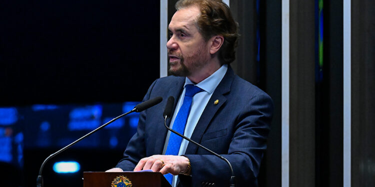 À tribuna, em discurso, senador Plínio Valério (PSDB-AM).