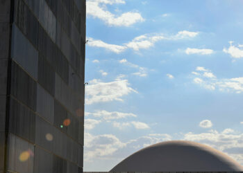 Sede das duas Casas do Poder Legislativo e um dos mais famosos cartões postais do Brasil, o Palácio do Congresso Nacional é composto por duas cúpulas e duas torres de 28 andares, que abrigam a Câmara dos Deputados e o Senado Federal.