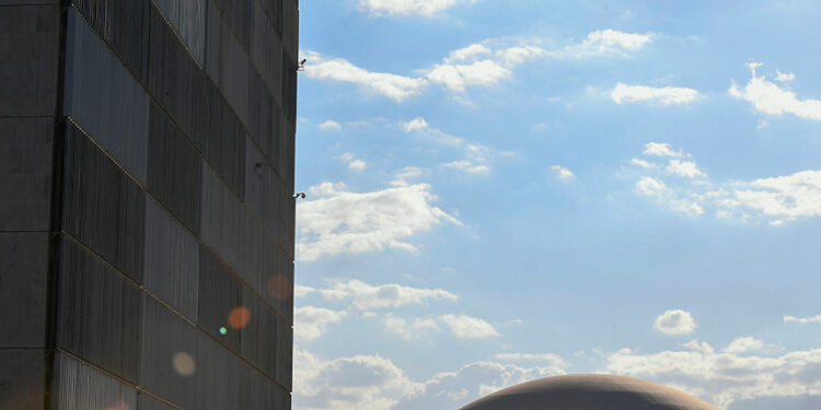 Sede das duas Casas do Poder Legislativo e um dos mais famosos cartões postais do Brasil, o Palácio do Congresso Nacional é composto por duas cúpulas e duas torres de 28 andares, que abrigam a Câmara dos Deputados e o Senado Federal.