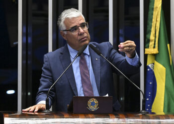 À tribuna, em discurso, senador Eduardo Girão (Novo-CE).