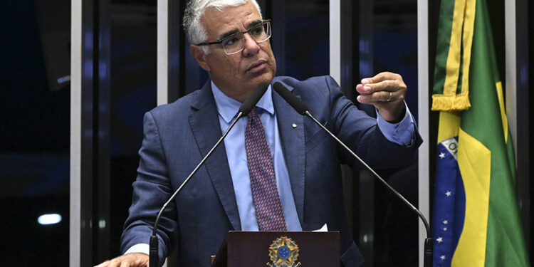 À tribuna, em discurso, senador Eduardo Girão (Novo-CE).