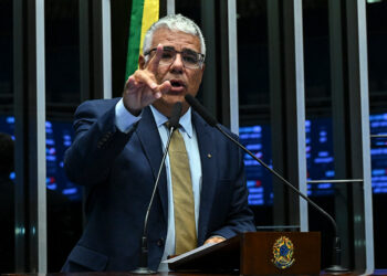 Em discurso, à tribuna,  senador Eduardo Girão (Novo-CE).