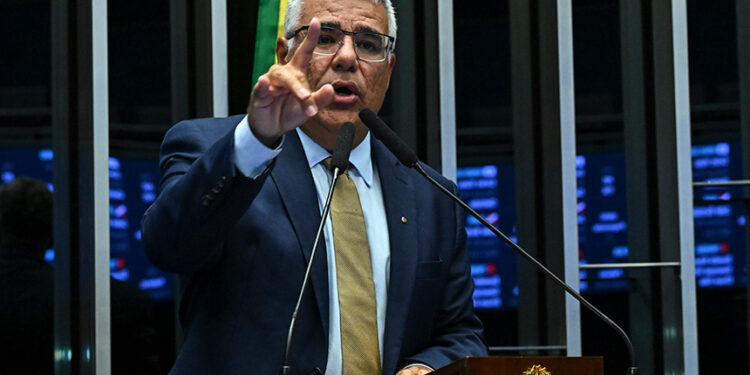 Em discurso, à tribuna,  senador Eduardo Girão (Novo-CE).