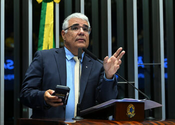 À tribuna, em discurso, senador Eduardo Girão (Novo-CE).