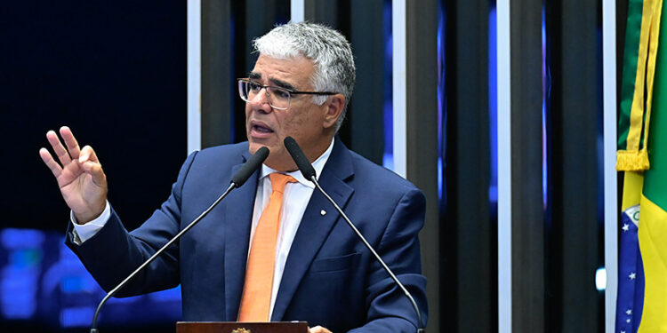 Em discurso, à tribuna,  senador Eduardo Girão (Novo-CE).