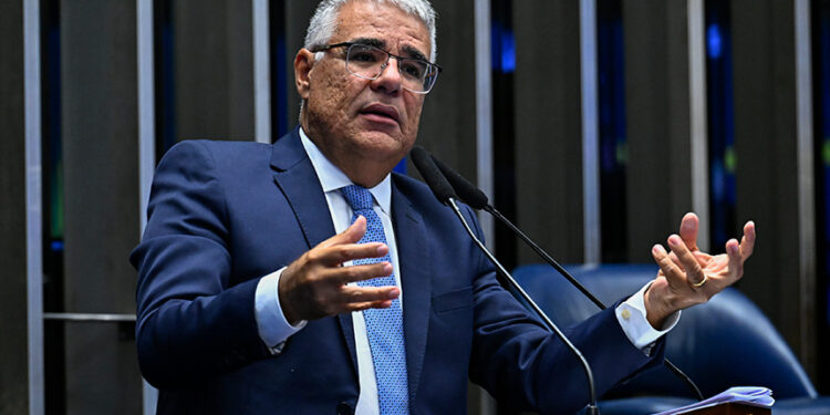 Em discurso, à tribuna, senador Eduardo Girão (Novo-CE).