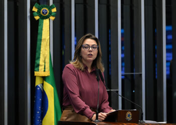 Em discurso, à tribuna, senadora Leila Barros (PDT-DF).