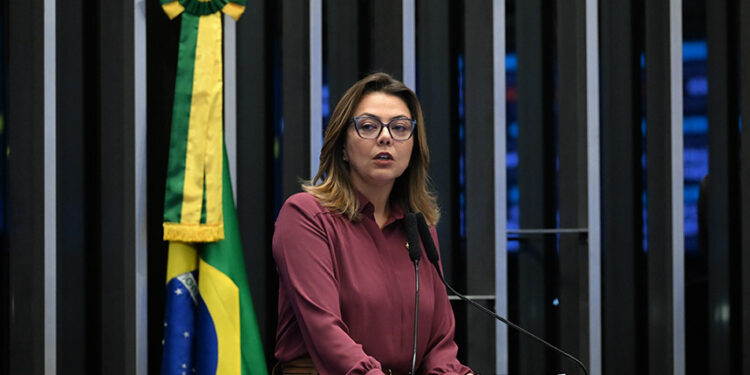 Em discurso, à tribuna, senadora Leila Barros (PDT-DF).