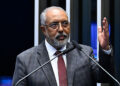 Senador Paulo Paim (PT-RS) em discurso à tribuna.