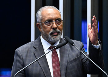 Senador Paulo Paim (PT-RS) em discurso à tribuna.