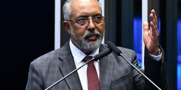 Senador Paulo Paim (PT-RS) em discurso à tribuna.