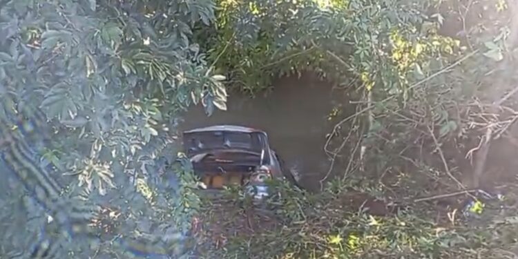 Fiat Siena é abandonado após cair em córrego no Bairro Sayonara