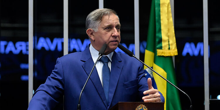 Em discurso, à tribuna, senador Izalci Lucas (PL-DF).