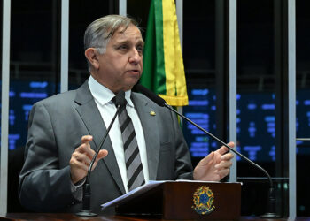 Senador Izalci Lucas (PL-DF) em discurso à tribuna.