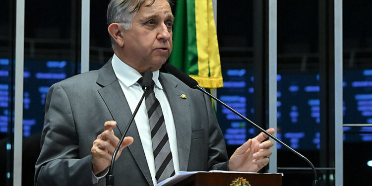 Senador Izalci Lucas (PL-DF) em discurso à tribuna.