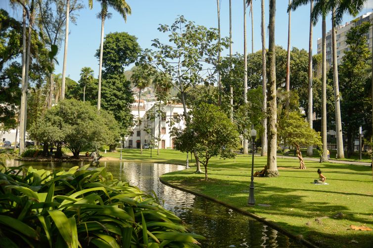 Rio de Janeiro (RJ), 24/08/2023 – Jardins do Museu da República, no Catete, faz parte do roteiro de caminhada do grupo Rolé Carioca, que tem circuito escolhido com o objetivo de escavar as memórias desse território em reconhecimento ao Agosto Indígena. Foto: Tomaz Silva/Agência Brasil
