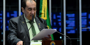 À tribuna, em discurso, senador Jorge Kajuru (PSB-GO).