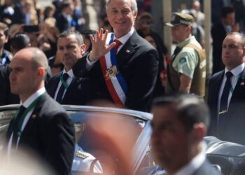 Kast assina decretos para criar muros anti-imigração no Chile