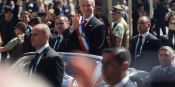 Kast assina decretos para criar muros anti-imigração no Chile