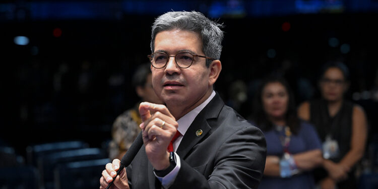 Em pronunciamento, à bancada, senador Randolfe Rodrigues (PT-AP).