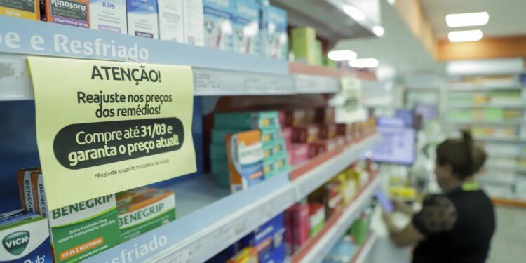 Lei autoriza farmácias em supermercados no país