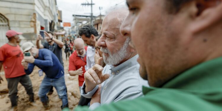 Lula anuncia modelo habitacional para vítimas das chuvas em MG