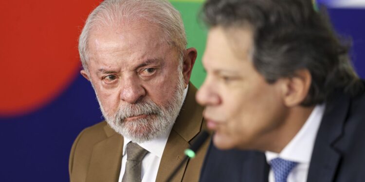 Lula zera impostos sobre diesel para conter alta dos combustíveis