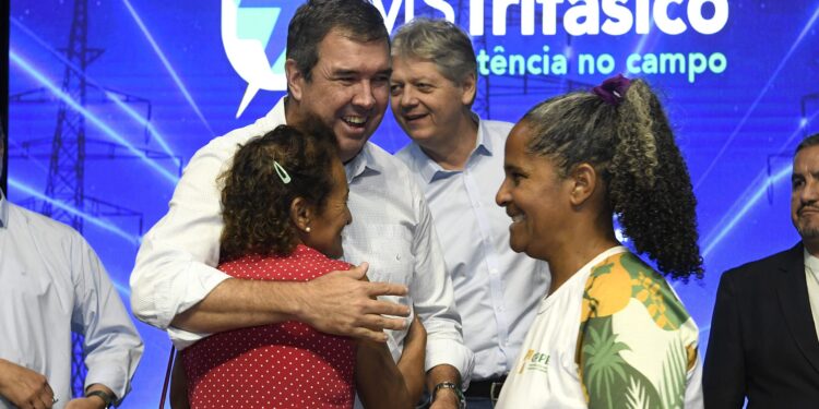 Energia trifásica leva progresso ao campo