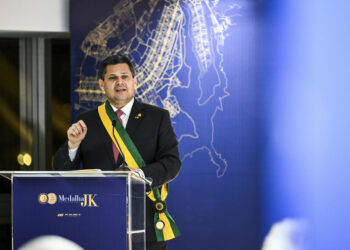 Nesta edição, o presidente do Congresso Nacional e do Senado Federal, Davi Alcolumbre (União-AP), é agraciado na categoria Grã-Cruz, pelo desempenho à frente da Casa em relação às pautas de interesse do setor.