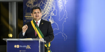 Nesta edição, o presidente do Congresso Nacional e do Senado Federal, Davi Alcolumbre (União-AP), é agraciado na categoria Grã-Cruz, pelo desempenho à frente da Casa em relação às pautas de interesse do setor.