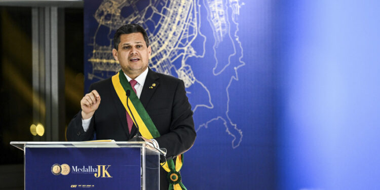 Nesta edição, o presidente do Congresso Nacional e do Senado Federal, Davi Alcolumbre (União-AP), é agraciado na categoria Grã-Cruz, pelo desempenho à frente da Casa em relação às pautas de interesse do setor.