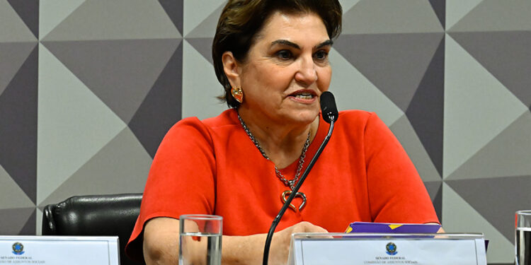 Ministra de Estado das Mulheres, Márcia Helena Carvalho Lopes em pronunciamento à mesa.