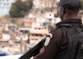 Ônibus é queimado em reação à operação policial no Morro dos Prazeres