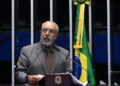Senador Paulo Paim (PT-RS) em discurso à tribuna.
