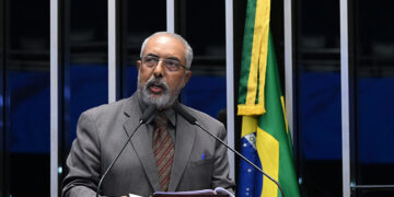 Senador Paulo Paim (PT-RS) em discurso à tribuna.