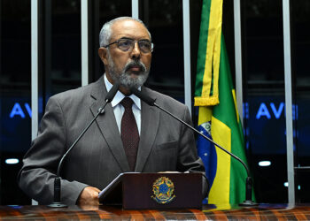 Em discurso, à tribuna,  senador Paulo Paim (PT-RS).
