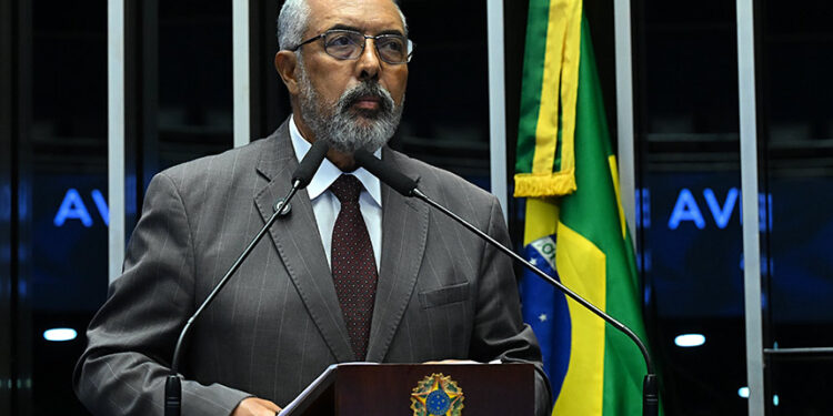 Em discurso, à tribuna,  senador Paulo Paim (PT-RS).