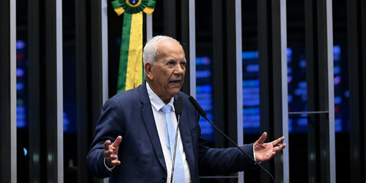 Em discurso, à tribuna, senador Oriovisto Guimarães (PSDB-PR).