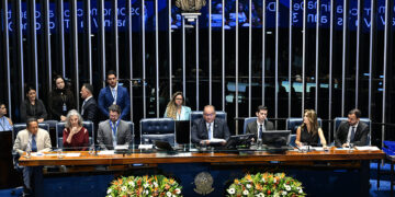 Plenário celebra 30 anos da TV Senado, primeira emissora legislativa do país