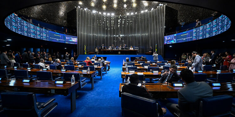 Plenário vota reajuste de policiais do DF e novos cargos para o TRF5
