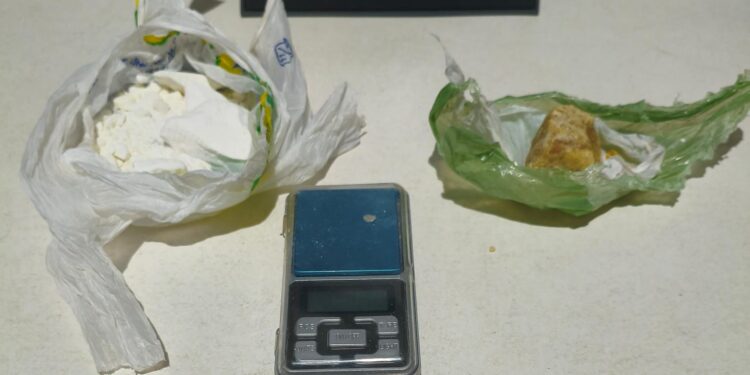 Polícia Civil prende mulher em flagrante por tráfico de drogas em Água Clara